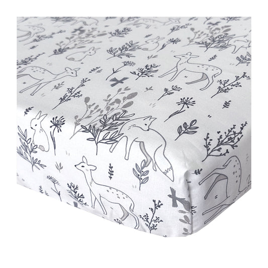 Hoeslaken Bas met konijntjes, hertjes en vosjes in het bos. Zwarte lijntekeningen met grijs en taupe tinten op een witte ondergrond.