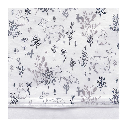 Laken Bas heeft een omslag van een leuke print met bosdieren en is mooi afgewerkt met een wit biasbandje.