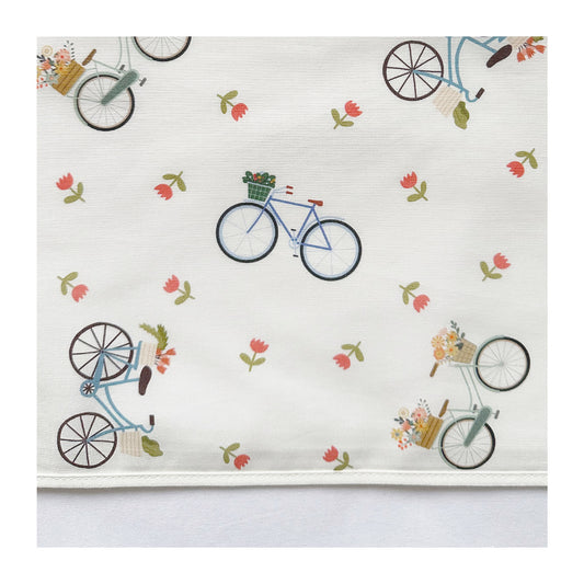 Laken Fien heeft een vrolijke print met fietsen en bloemen in mooie tinten zoals peach, roze, groen, blauw en geel op een ecru ondergrond. De fietsen hebben mandjes voor- en achterop de fiets gevuld met bloemen. Een lekker Hollands dessin met een heerlijke lente sfeer.
