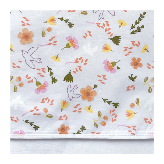Laken Saar heeft een omslag met een vrolijke bloemen print en vogels in frisse zomerse kleuren zoals roze, oranje, peach, geel en groen op een grijswitte ondergrond.
