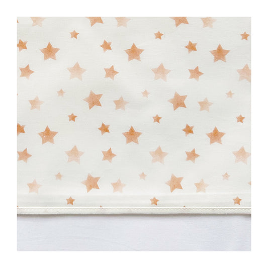 Laken Sterre heeft een omslag van een print met 'waterige' sterren in een terra, oranje kleur op een ecru ondergrond.. Het laken is mooi afgewerkt met een ecru biasbandje.