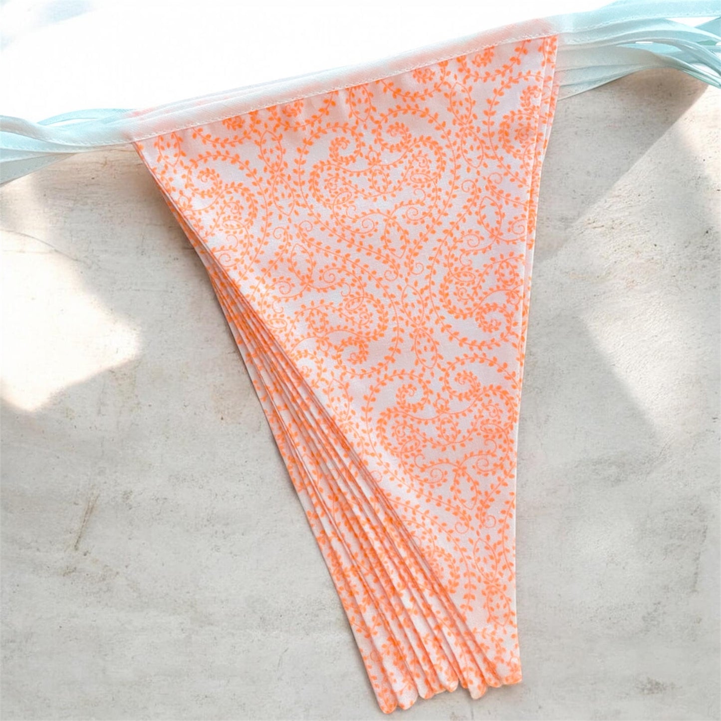Sfeerbeeld BINK Bedding vlaggenlijn Oranje neon, trendy decoratie voor (Hollandse) feesten