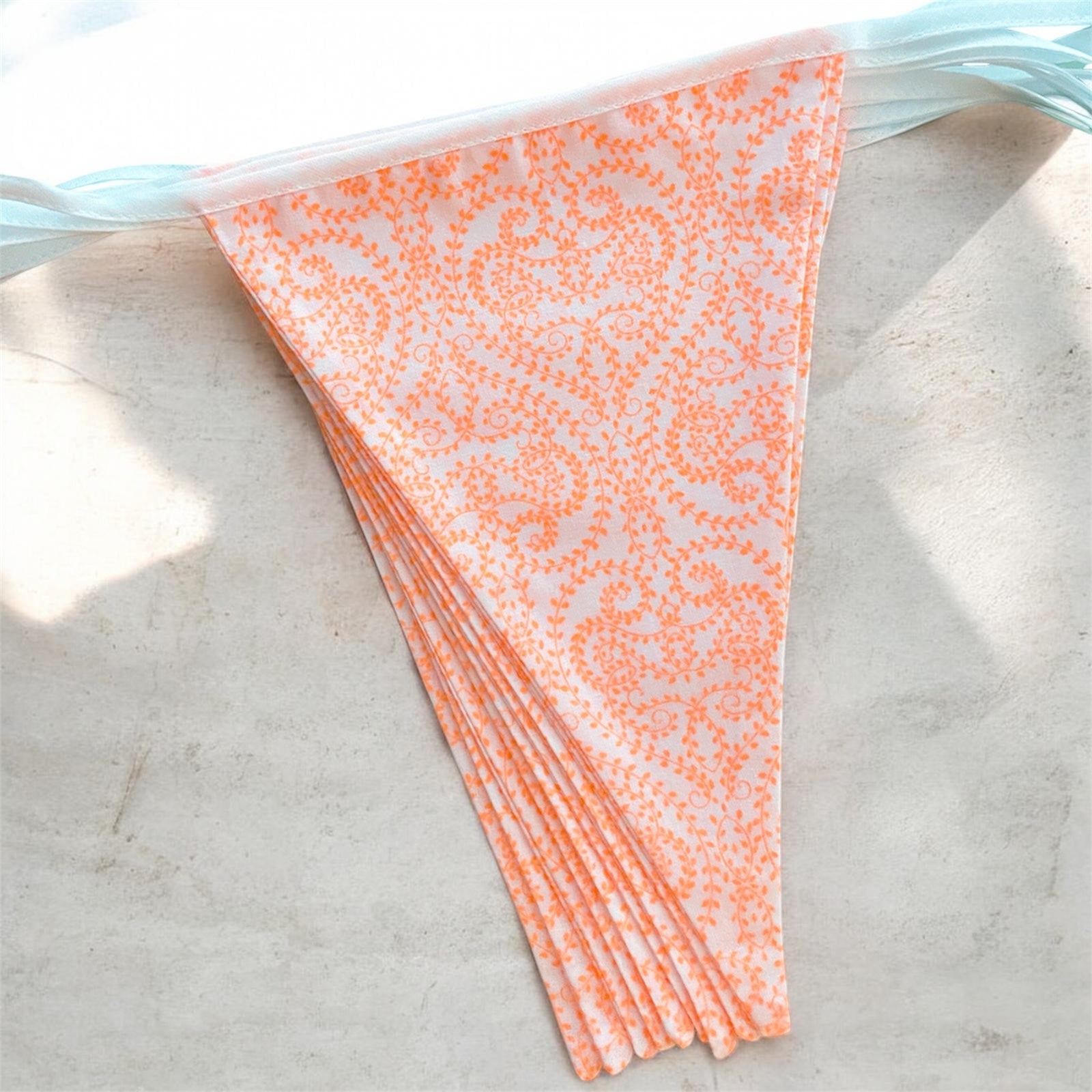Sfeerbeeld BINK Bedding vlaggenlijn Oranje neon, trendy decoratie voor (Hollandse) feesten